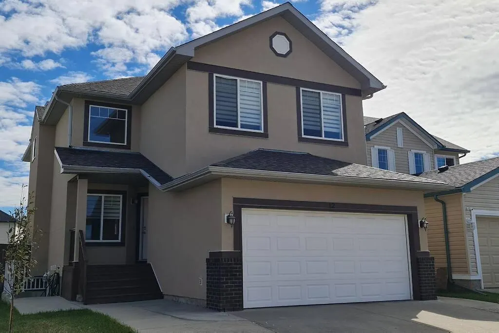 YYC Spacious Comfortable Air-Conditioned. Near Airport!