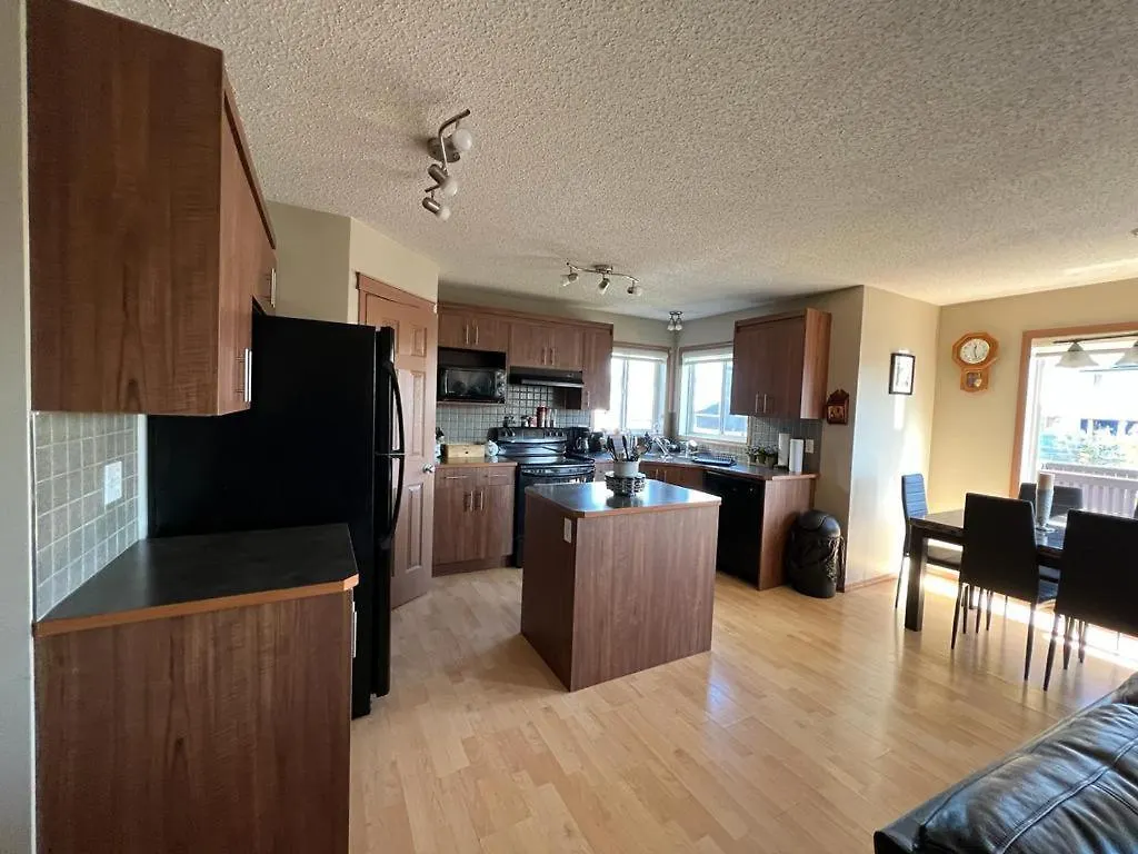 בית נופש YYC Spacious Comfortable Air-Conditioned. Near Airport!