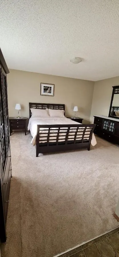 בית נופש YYC Spacious Comfortable Air-Conditioned. Near Airport!