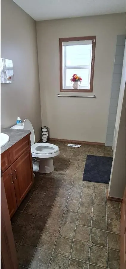 YYC Spacious Comfortable Air-Conditioned. Near Airport! בית נופש